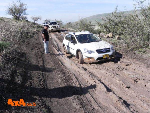 דרכנו לנחל סמך פוגשים מעברי בוץ 