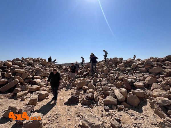 החבר'ה סורקים את שרידי מצד חתרורים.