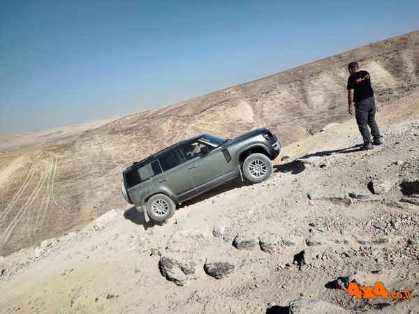 לנד רובר דיפנדר בטיול ג'יפים במדבר יהודה